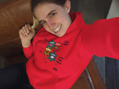 Jeune femme souriante portant hoodie rouge autisme personnalisé Alice avec puzzle coloré - vêtement identification médicale