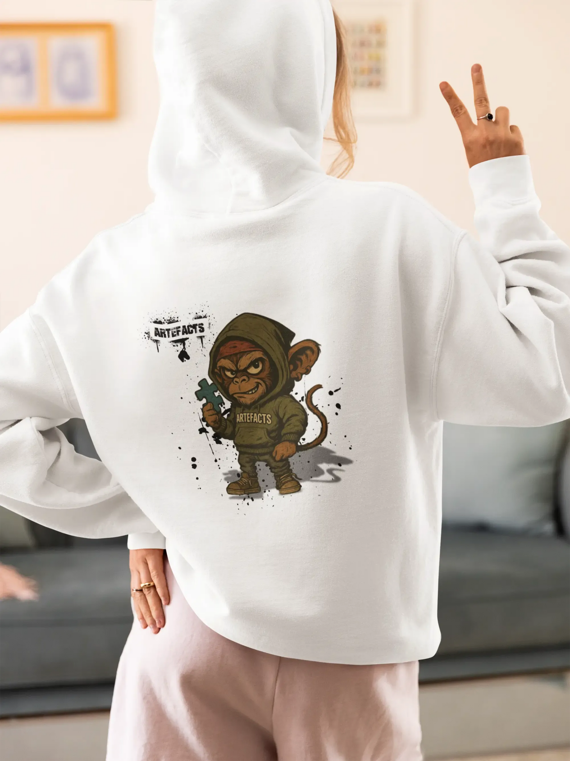 Vue arrière femme en sweat à capuche blanc TDAH avec motif soldat artefacts imprimé dans le dos à la maison