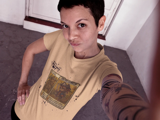 Femme tatouée en selfie portant t-shirt beige Artefacts design vintage gaming - style streetwear unisexe